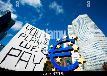 "Vous jouez, nous payer', affiche de l'occuper à côté de mouvement de Francfort le symbole Euro en face de la BCE, Banque centrale européenne Banque D'Images