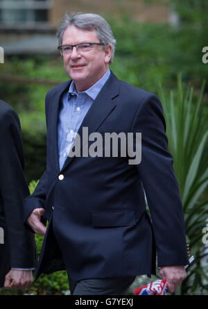 Lynton Crosby, stratège électoral du parti conservateur, arrive au 10 Downing Street à Londres, alors que le Premier ministre David Cameron entame son second mandat à la tête du parti après sa victoire de la majorité générale aux élections générales. Banque D'Images