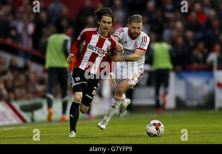 Football - Championnat Sky Bet - Jouez - première jambe - Brentford / Middlesbrough - Griffin Park.Jota de Brentford et Adam Clayton de Middlesbrough en action Banque D'Images