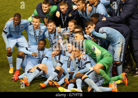 Football - coupe internationale U21 de Premier League - finale - Manchester City v Porto - City football Academy.Les joueurs de Manchester City célèbrent la victoire de la finale de la coupe internationale de la Premier League contre Porto Banque D'Images