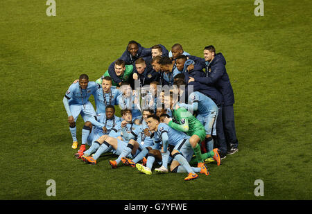 Football - coupe internationale U21 de Premier League - finale - Manchester City v Porto - City football Academy.Les joueurs de Manchester City célèbrent la victoire de la finale de la coupe internationale de la Premier League contre Porto Banque D'Images