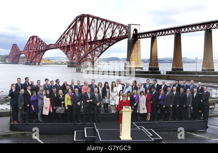 Le premier ministre d'Écosse, Nicola Sturgeon, avec des députés nouvellement élus du SNP devant le pont Forth à Queensferry, alors que le parti marque sa victoire électorale générale historique en Écosse. Banque D'Images