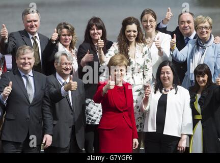 Le premier ministre de l'Écosse Nicola Sturgeon avec des députés nouvellement élus du SNP devant le Forth Rail Bridge dans le sud du Queensferry alors que le parti marque sa victoire électorale générale en Écosse. Banque D'Images