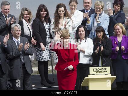 Le premier ministre de l'Écosse Nicola Sturgeon avec des députés nouvellement élus du SNP devant le Forth Rail Bridge dans le sud du Queensferry alors que le parti marque sa victoire électorale générale en Écosse. Banque D'Images