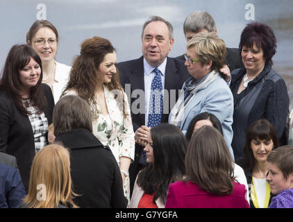 L'ancien premier ministre d'Écosse Alex Salmond (au centre) rejoint les autres députés nouvellement élus du SNP devant le Forth Rail Bridge dans le sud du Queensferry, alors que le parti marque sa victoire électorale générale en Écosse, qui a connu un glissement historique. Banque D'Images