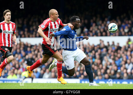 Romelu Lukaku d'Everton et Wes Brown de Sunderland (à gauche) se disputent le ballon lors du match de la Barclays Premier League à Goodison Park, Liverpool. APPUYEZ SUR ASSOCIATION photo. Date de la photo: Samedi 9 mai 2015. Voir PA Story SOCCER Everton. Le crédit photo devrait se lire comme suit : Peter Byrne/PA Wire. Banque D'Images