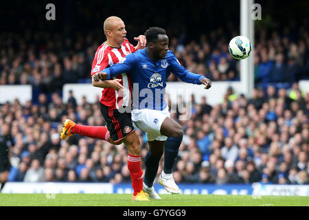 Romelu Lukaku d'Everton et Wes Brown de Sunderland (à gauche) se disputent le ballon lors du match de la Barclays Premier League à Goodison Park, Liverpool. APPUYEZ SUR ASSOCIATION photo. Date de la photo: Samedi 9 mai 2015. Voir PA Story SOCCER Everton. Le crédit photo devrait se lire comme suit : Peter Byrne/PA Wire. Banque D'Images