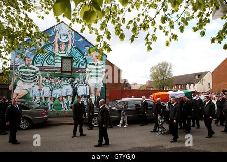 Le cercueil de Gerard 'Jock' Davison, ancien commandant de l'IRA, est transporté sur friendly Street, Belfast. Banque D'Images