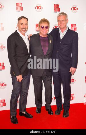 (De gauche à droite) David Fubery, Sir Elton John et Stephen Daldry arrivent au Victoria Palace Theatre de Londres, alors que Billy Elliot The musical célèbre 10 ans dans le West End. Banque D'Images