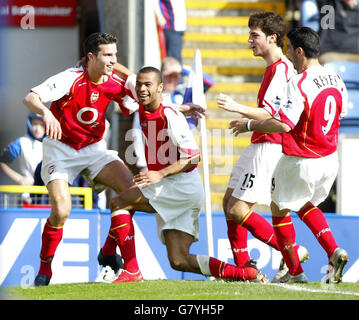 Le Robin Van Persie (L) d'Arsenal célèbre les scores contre Blackburn Rovers avec Ashley Cole, Cesc Fabregas et Jose Reyes (R). Banque D'Images