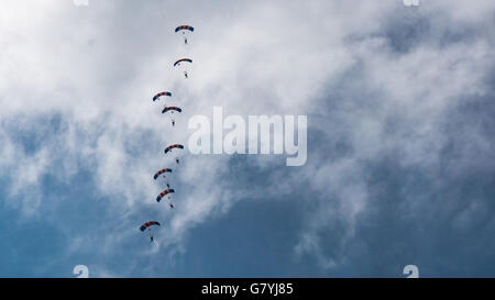 CORNWALL, Angleterre, Royaume-Uni - JUIN 10,2016 : RAF Falcons Parachute Team au Royal Cornwall Banque D'Images