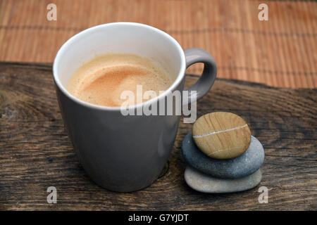 Tasse de café dans un mug gris sur une vieille table en bois avec fond copie espace vide Banque D'Images