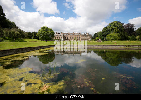 Newstead Abbey reflète dans l'étang de l'aigle dans les jardins, Lancashire England UK Banque D'Images