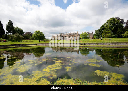 Newstead Abbey reflète dans l'étang de l'aigle dans les jardins, Lancashire England UK Banque D'Images