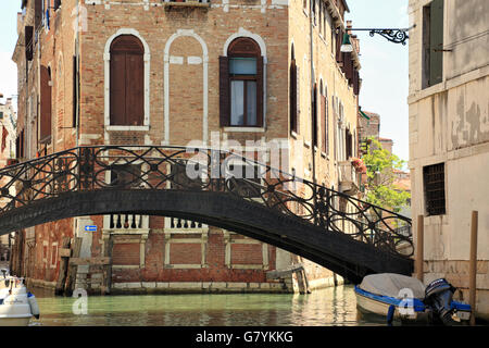 Ponte dei Conzafelzi bridge, Sestiere di Castello, Venise Banque D'Images