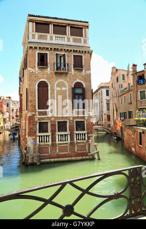 Maison entourée par des canaux, Sestiere di Castello, Venise Banque D'Images