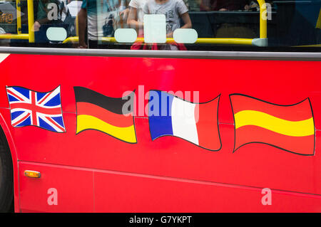 Anglais, Allemand, Français et Espagnol les drapeaux sur un tour bus de Londres, Londres, Angleterre Banque D'Images