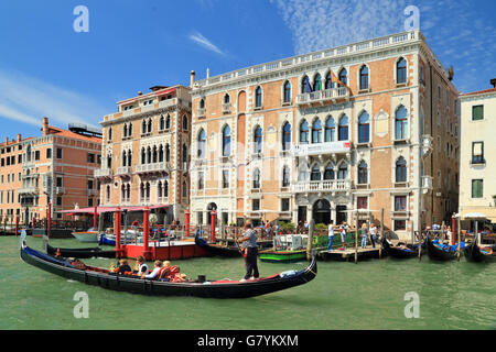 Hôtel Bauer Grunwald (à gauche) et le palazzo Giustinian un San Moisè, Biennale (à droite). Banque D'Images