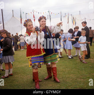 Sonia Dzula souligne un sujet pour la caméra de Slawka Mendela, danseurs dans le groupe de danse folklorique ukrainienne de Manchester. Banque D'Images