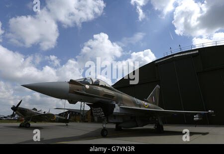 Un avion de chasse au typhon peint à l'époque de la bataille d'Angleterre se trouve à l'extérieur d'un hangar à la RAF Coningsby dans le Lincolnshire. Banque D'Images