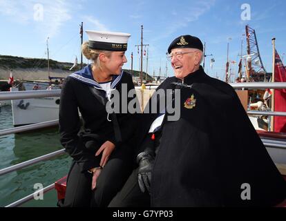 Garth Wright, vétéran de Dunkirk (95), avec Wren Lauren Parsons, de la Marine royale, à bord du petit navire la princesse Freda, les petits navires arrivent à Dunkirk, en France, pour marquer le 75e anniversaire de l'opération Dynamo. Banque D'Images