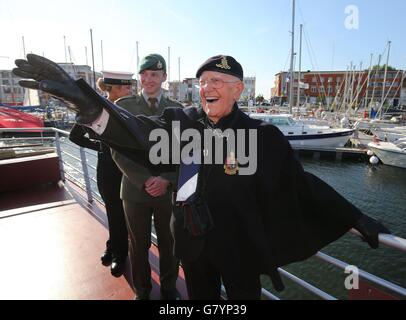 Garth Wright, vétéran de Dunkerque (95), fait un pas en avant à bord du petit navire la princesse Freda alors que les petits navires arrivent à Dunkerque, en France, pour marquer le 75e anniversaire de l'opération Dynamo. Banque D'Images
