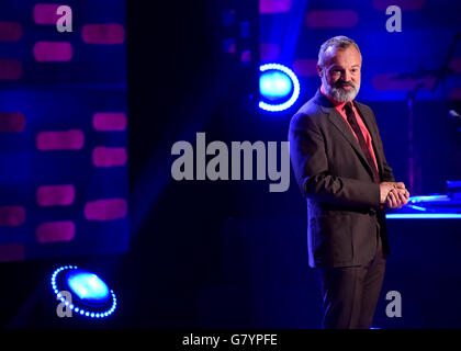 Hôte Graham Norton pendant le tournage du Graham Norton Show aux London Studios, dans le sud de Londres, qui sera diffusé vendredi. Banque D'Images