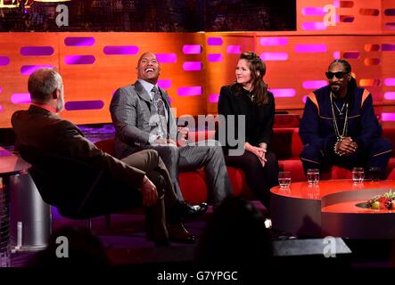 (Gauche - droite) l'hôte Graham Norton, Dwayne Johnson, Jessica Hynes et Snoop Dogg pendant le tournage du Graham Norton Show aux London Studios, dans le sud de Londres, devant être diffusé vendredi. Banque D'Images