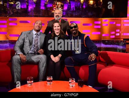 Hôte Graham Norton (arrière) avec (avant, gauche - droite) Dwayne Johnson, Jessica Hynes et Snoop Dogg pendant le tournage du Graham Norton Show aux London Studios, dans le sud de Londres, devant être diffusé vendredi. Banque D'Images