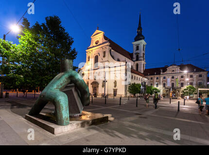 Statue de la Justice, place Moravie de Brno (Moravske Namesti), Brno la nuit Banque D'Images