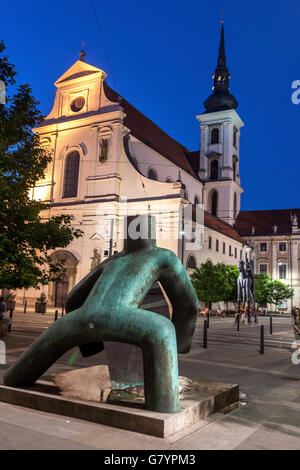 Statue de la Justice, place Moravie Brno Eglise Saint-Thomas place Moravske Namesti Brno République Tchèque Banque D'Images