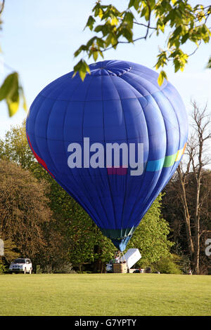 Un ballon à air chaud juste avant qu'elle ne soit entièrement gonflé Banque D'Images