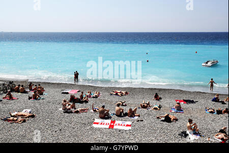 Des fans de l'Angleterre sur la plage de Nice, France. Banque D'Images