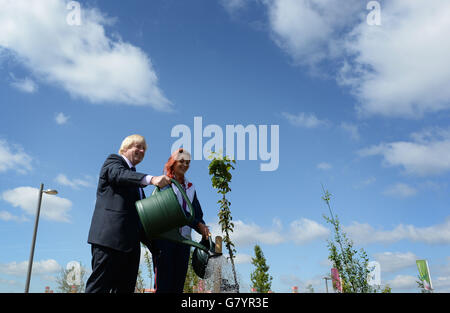 Le maire de Londres Boris Johnson aide la nageuse paralympique Jessica-Jane Applegate à planter un pommier de Norfolk, nommé en son honneur au nouveau Mandeville place Orchard du parc olympique Queen Elizabeth, dans l'est de Londres, Composé de 55 arbres fruitiers, chacun portant le nom d'un athlète paralympique gagnant la médaille d'or. Banque D'Images