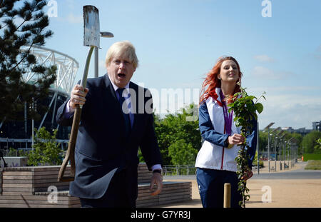 Le maire de Londres Boris Johnson aide la nageuse paralympique Jessica-Jane Applegate à planter un pommier de Norfolk, nommé en son honneur au nouveau Mandeville place Orchard du parc olympique Queen Elizabeth, dans l'est de Londres, Composé de 55 arbres fruitiers, chacun portant le nom d'un athlète paralympique gagnant la médaille d'or. Banque D'Images