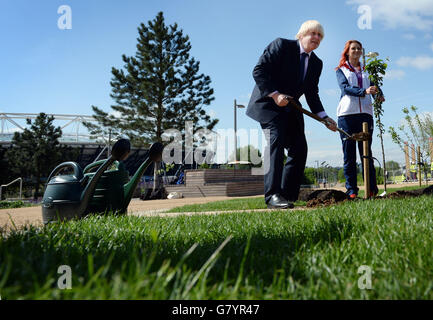 Le maire de Londres Boris Johnson aide la nageuse paralympique Jessica-Jane Applegate à planter un pommier de Norfolk, nommé en son honneur au nouveau Mandeville place Orchard du parc olympique Queen Elizabeth, dans l'est de Londres, Composé de 55 arbres fruitiers, chacun portant le nom d'un athlète paralympique gagnant la médaille d'or. Banque D'Images