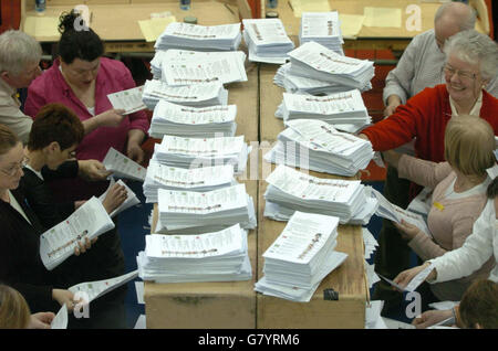 Les bulletins de vote remplis sont comptés au Naas GAA Club.Il y a eu un taux de participation plus faible que prévu.Selon les premières estimations, jusqu'à 37 % des électeurs ont voté à Kildare-Nord, contre environ 40 % à Meath. Banque D'Images