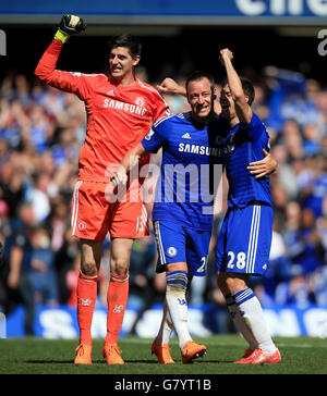 (De gauche à droite) Thibaut courtois, John Terry et Cesar Azpilicueta de Chelsea célèbrent la victoire après le match de la Barclays Premier League à Stamford Bridge, Londres.APPUYEZ SUR ASSOCIATION photo.Date de la photo: Dimanche 3 mai 2015.Voir PA Story FOOTBALL Chelsea.Le crédit photo devrait se lire comme suit : Nick Potts/PA Wire.RESTRICTIONS : usage éditorial uniquement.45 images maximum pendant une comparaison.Pas d'émulation vidéo ni de promotion en direct.Aucune utilisation dans les jeux, les compétitions, les marchandises, les Paris ou les services de club/joueur unique.Ne pas utiliser avec les fichiers audio, vidéo, données, présentoirs ou logos de club/ligue non officiels. Banque D'Images