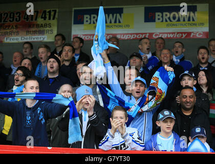 Les partisans de Coventry City célèbrent après le coup de sifflet final contre Crawley Town. Banque D'Images