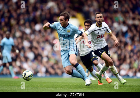 Frank Lampard de Manchester City (à gauche) s'éloigne de Nabil Bentaleb de Tottenham Hotspur lors du match de la Barclays Premier League à White Hart Lane, Londres.APPUYEZ SUR ASSOCIATION photo.Date de la photo: Dimanche 3 mai 2015.Voir PA Story FOOTBALL Tottenham.Le crédit photo devrait se lire comme suit : Adam Davy/PA Wire. Banque D'Images