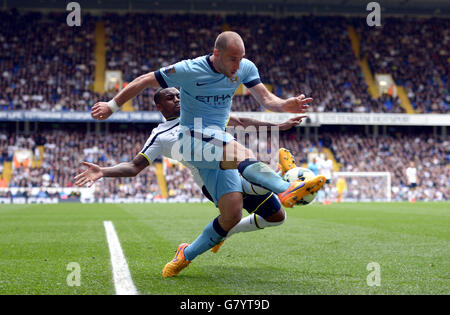 Danny Rose de Tottenham Hotspur (à gauche) et Pablo Zabaleta de Manchester City se battent pour le ballon lors du match de la Barclays Premier League à White Hart Lane, Londres. APPUYEZ SUR ASSOCIATION photo. Date de la photo: Dimanche 3 mai 2015. Voir PA Story FOOTBALL Tottenham. Le crédit photo devrait se lire comme suit : Adam Davy/PA Wire. Banque D'Images