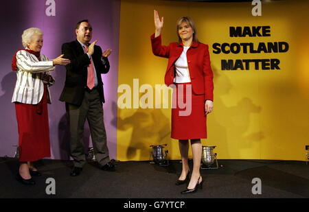 Le chef adjoint du Parti national écossais Nicola Sturgeon M.S.P.(à droite) accepte les vérifications du chef du parti Alex Salmond député et du président du parti Winnie Ewing (à gauche) après avoir prononcé son discours. Banque D'Images