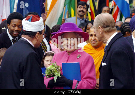 La reine Elizabeth II de Grande-Bretagne sourit à HRH le duc d'Édimbourg au moment de leur départ. Banque D'Images