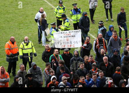 Football - Championnat Sky Bet - Blackpool / Huddersfield Town - Bloomfield Road.Les fans de Blackpool envahissent le terrain lors d'une manifestation contre la ville de Huddersfield Banque D'Images