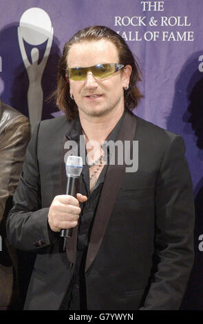 Bono, chanteur principal du groupe de rock irlandais U2, après leur initiation au Hall of Fame. Banque D'Images