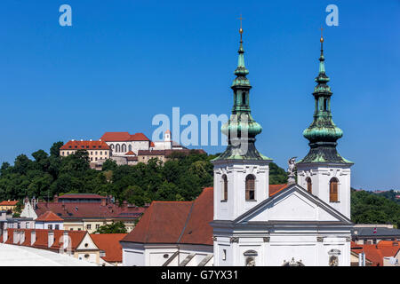 Prog Michel Church Brno paysage urbain, fond sur une colline Château Spilberk Brno République tchèque Europe Moravie du Sud Banque D'Images