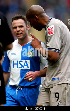 Football - FA Cup - Sixième tour - Blackburn Rovers / Leicester City - Ewood Park.Paul Dickov, de Blackburn Rovers, s'adresse à Dion Dublin, de Leicester City Banque D'Images