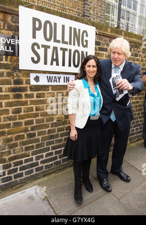 Boris Johnson et son épouse Marina Wheeler quittent un bureau de vote à Islington, dans le nord de Londres, après avoir voté à l'élection générale de 2015. Banque D'Images