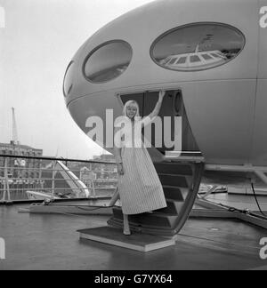 Hedi Lindblom, 23 ans, devant le Futuro - une maison en forme de disque avec l'aspect extérieur d'une soucoupe volante. Décrit comme la maison de loisirs d'aujourd'hui et de demain, il est en vue dans Finnfocus 68, une exposition flottante organisée par de jeunes étudiants finlandais en économie dans le cadre de la campagne d'exportation de leur pays. Banque D'Images