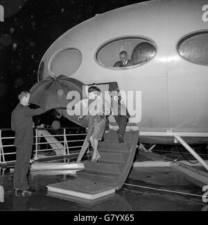 La princesse Margaret sort du Futuro, une maison en forme de disque avec l'aspect extérieur d'une soucoupe volante, pour faire face à la pluie sur le pont de M.S. FinnPartner. Il est amarré dans la piscine de Londres et est en vue dans Finnfocus 68, une exposition flottante organisée par de jeunes étudiants finlandais en économie dans le cadre de la campagne d'exportation de leur pays. Banque D'Images